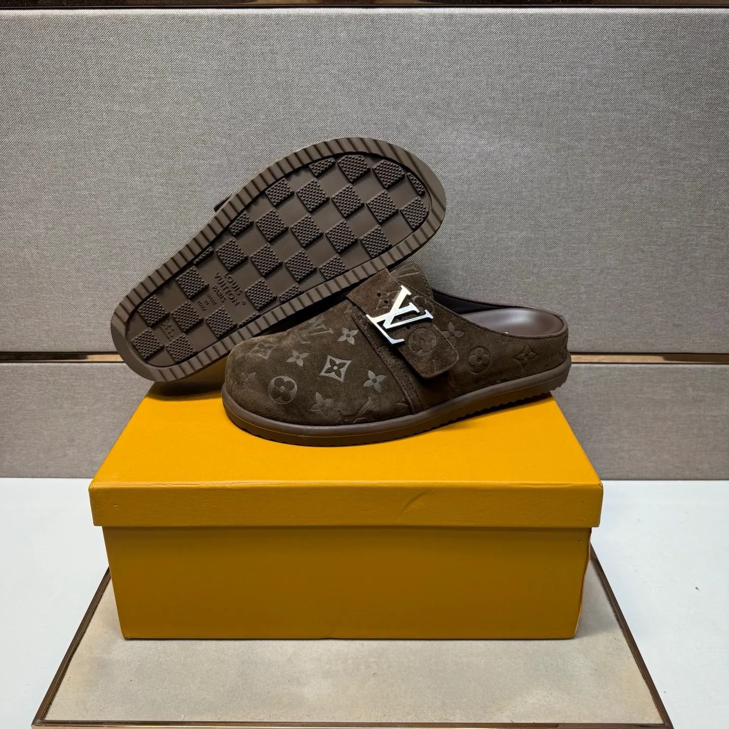 Men's men's shoes 💰pp540 [LV～] Men's casual half slippers 2025z cabinet sales simultaneously 🔶Size: 39-44 #️⃣ 🔷4 colors🔜The upper is made of multi-material splicing ➕Genuine leather lining, comfortable and breathable, sole: original comfortable and wear-resistant outsole, ⚠️Real thing📱Photographed🎬The real thing is better📢📢📢